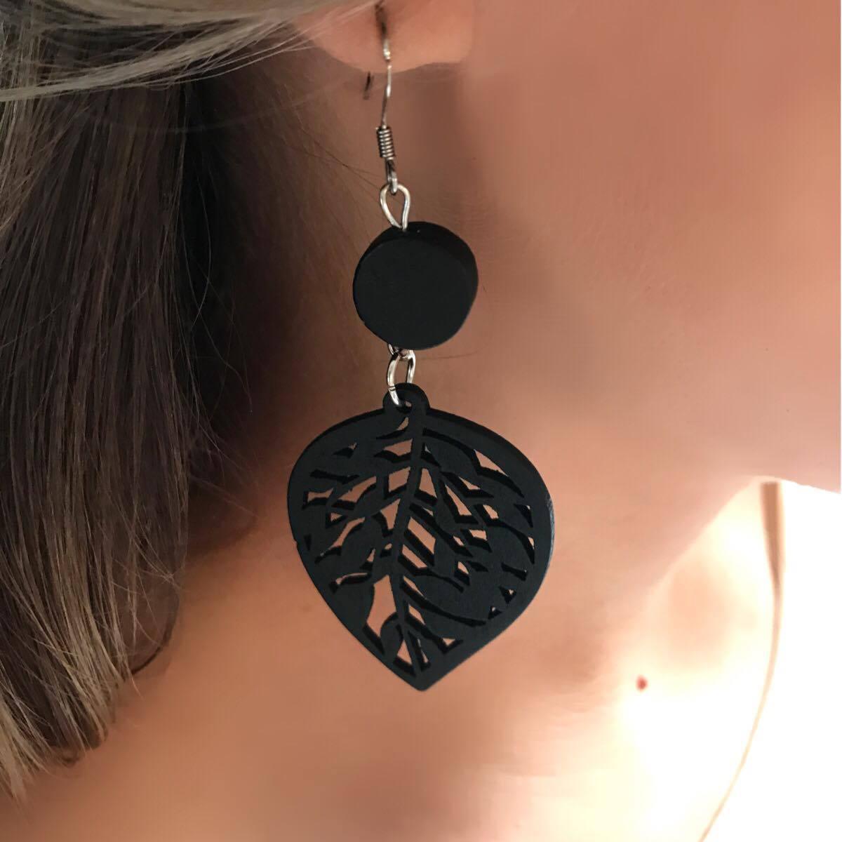 Wooden earrings, Leaf (black)