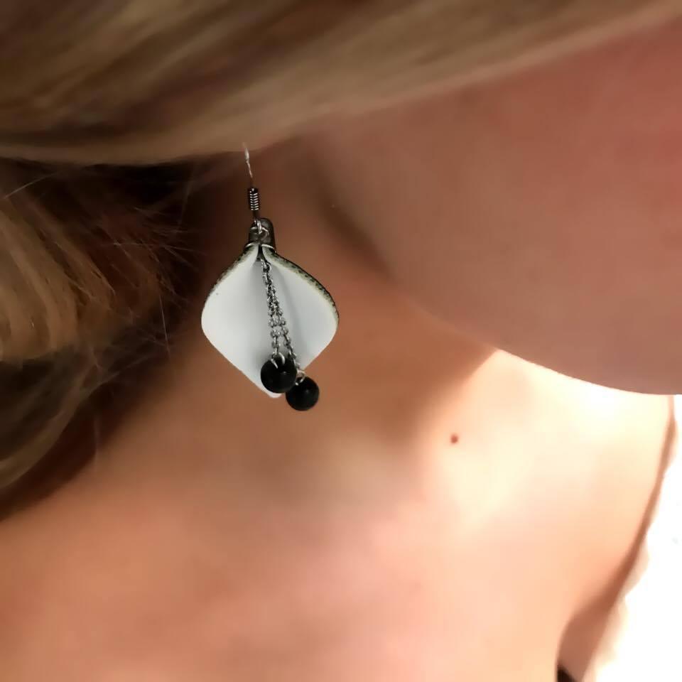 LEMPI earrings, Kalla (white-black)