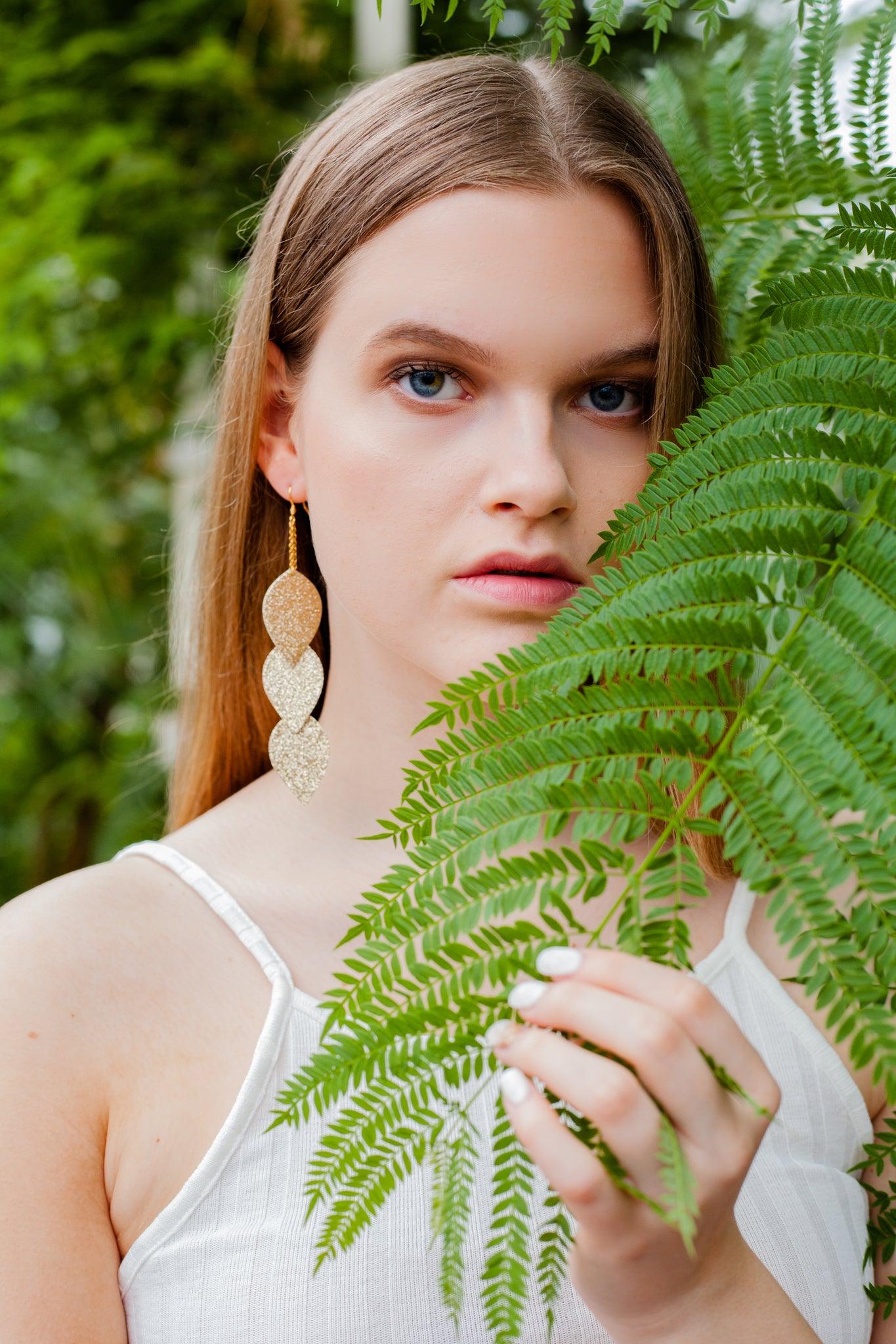 LEMPI earrings, Leaves (3 pieces, gold glitter)