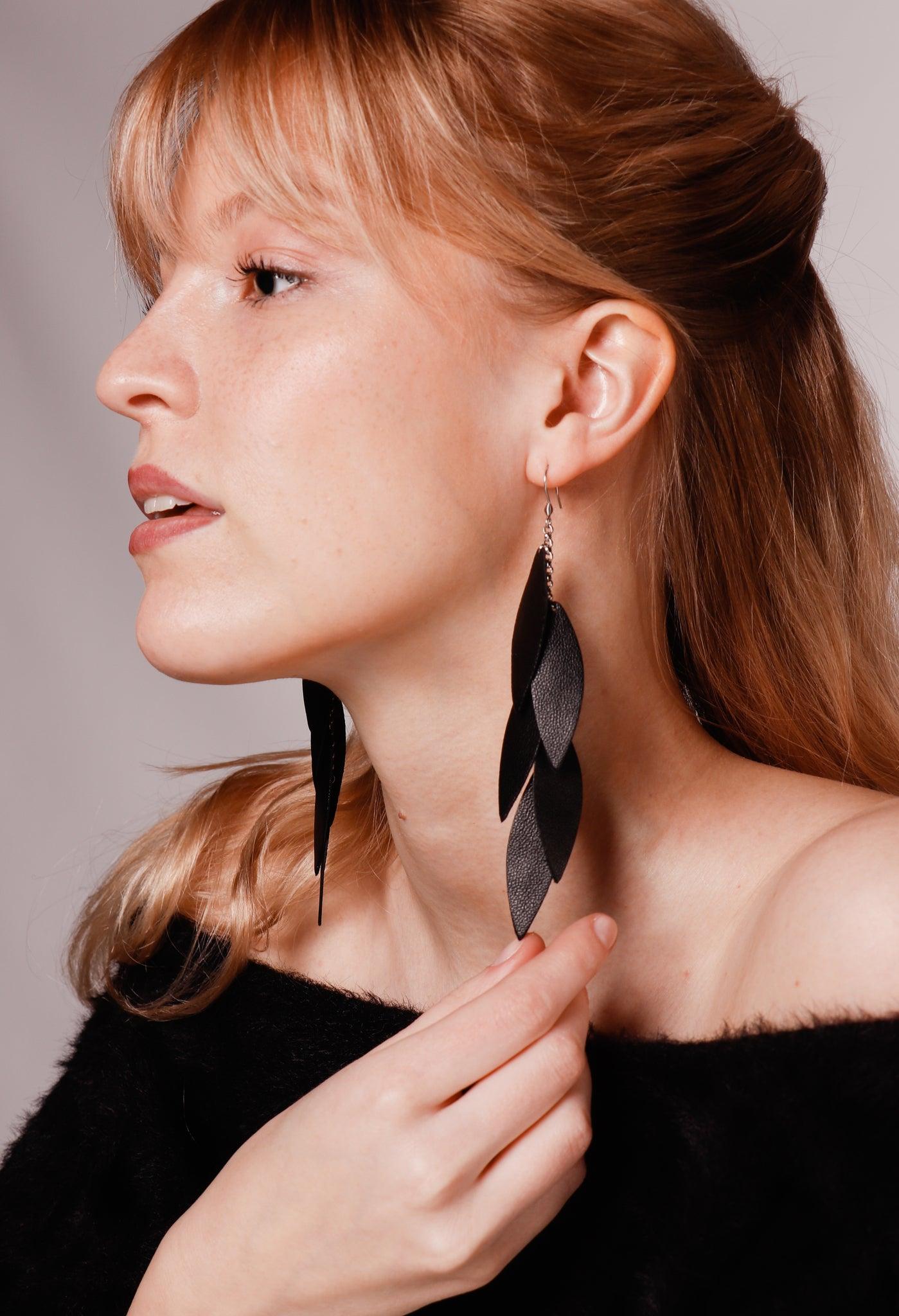 LEMPI earrings, Rähkä (black)