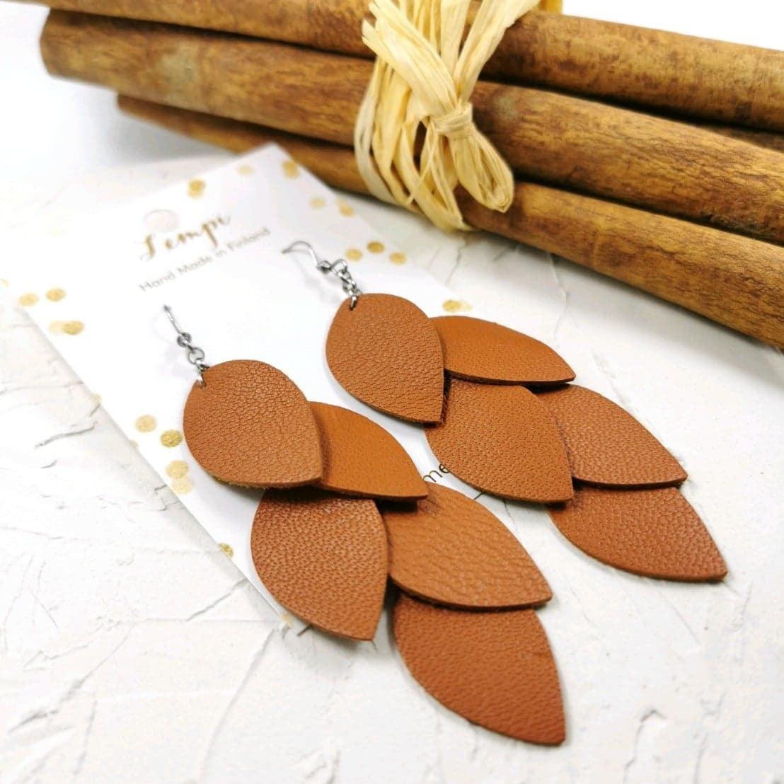 LEMPI earrings, Grain (cognac brown leather)