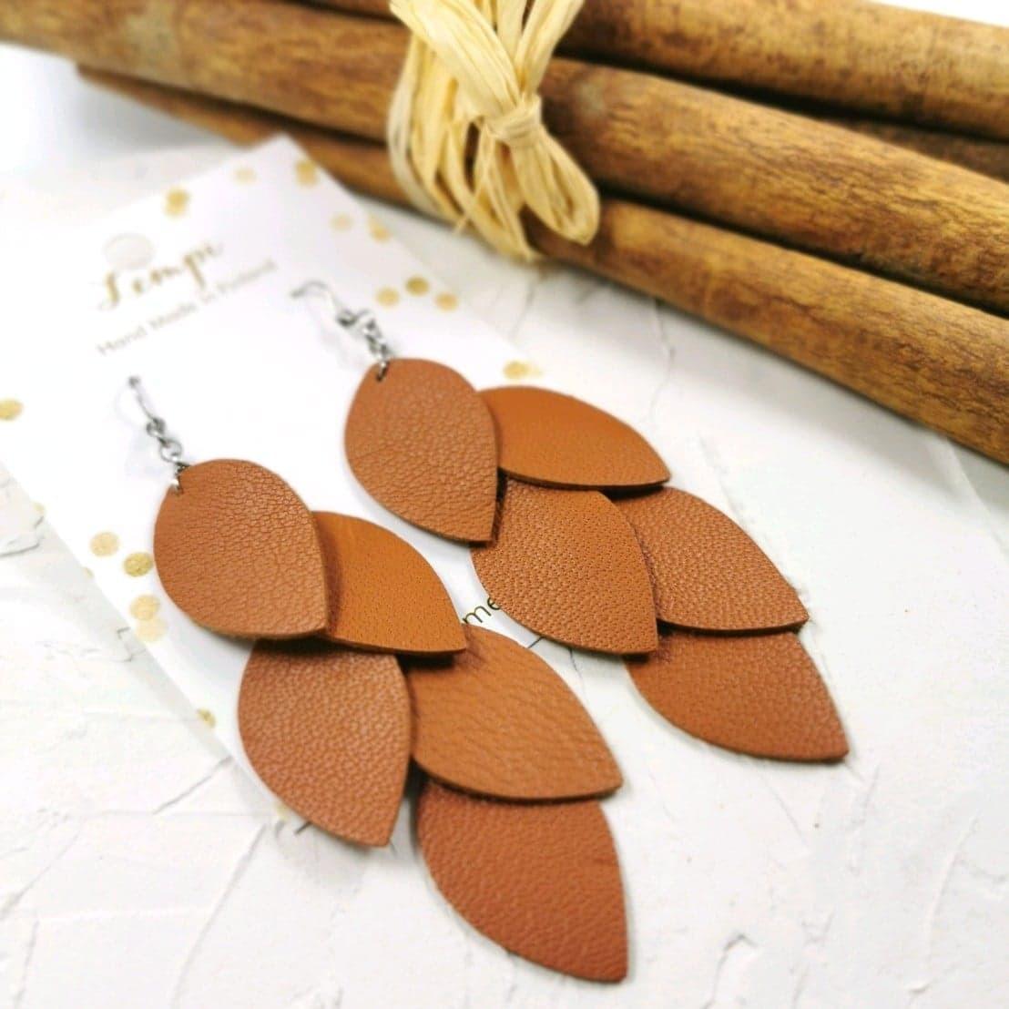 LEMPI earrings, Grain (cognac brown leather)