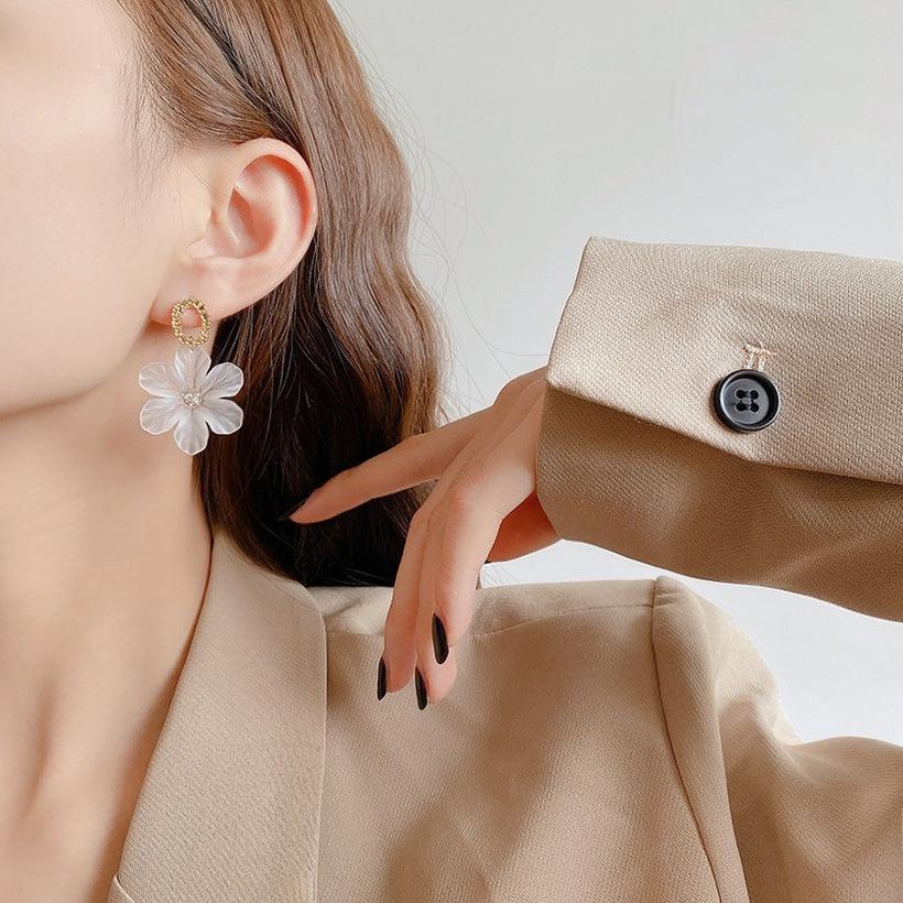 Earrings, FRENCH RIVIERA|Riley white flower earrings