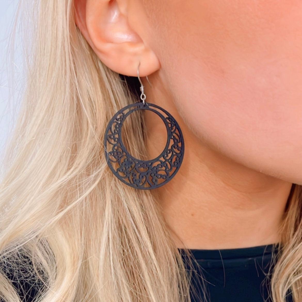 Wooden earrings, Lace ring (black)