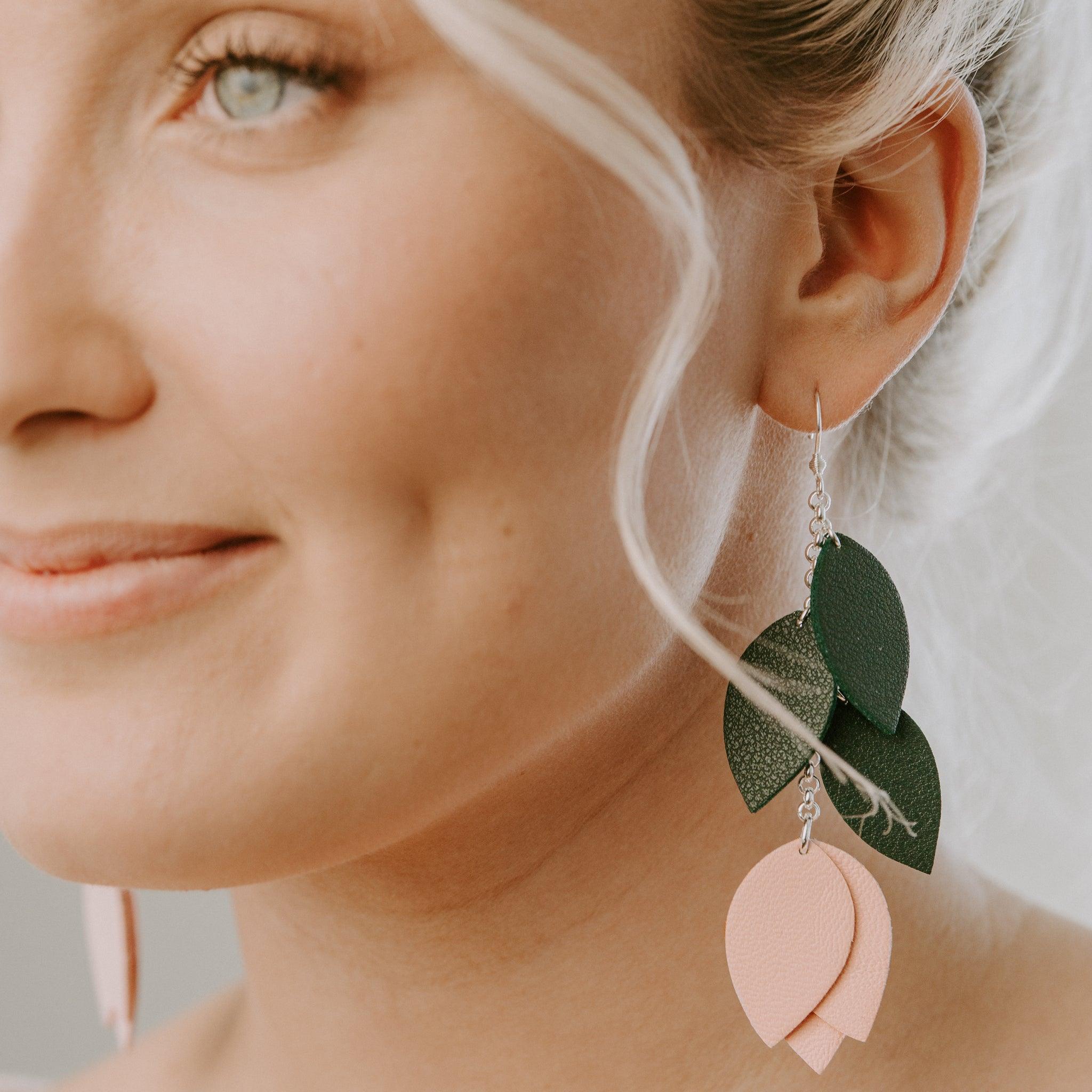 LEMPI earrings, Tulip with leaves (soft pink, glitter)