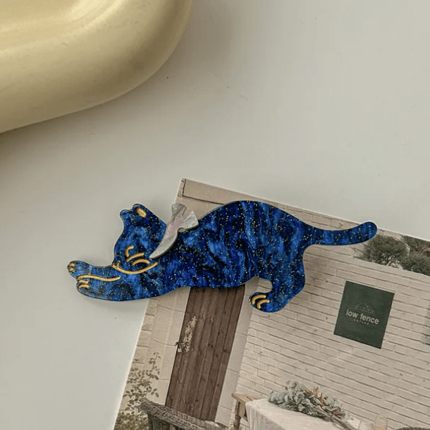 SUGAR SUGAR, Shimmering Cat -dark blue cat pin