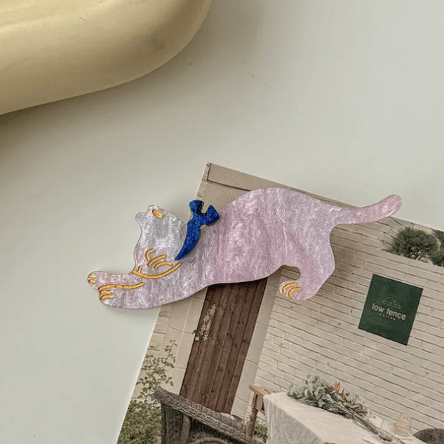 SUGAR SUGAR, Shimmering Cat -light purple cat pin