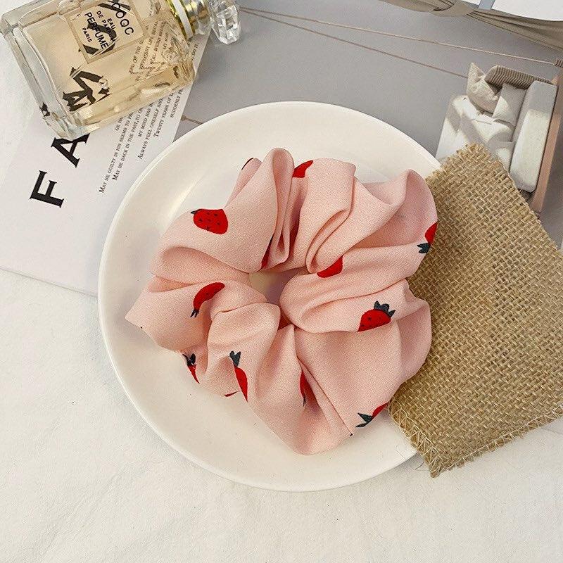 Scrunchie|SUGAR SUGAR, Strawberry  -pinkki mansikka hiusdonitsi