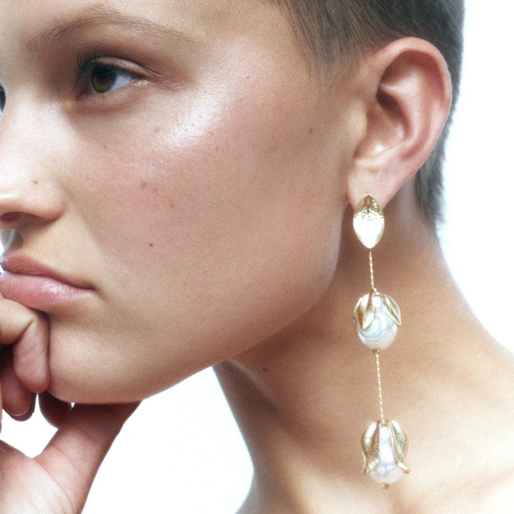 FRENCH RIVIERA|Primrose long flower bud pearl earrings