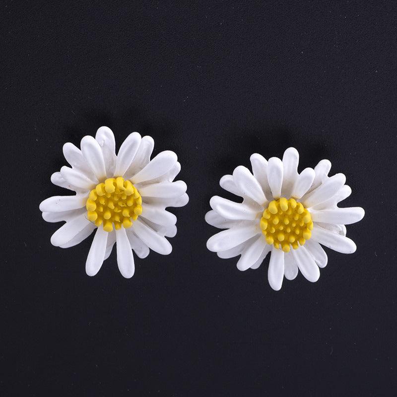 FRENCH RIVIERA|Margarita white flower earrings