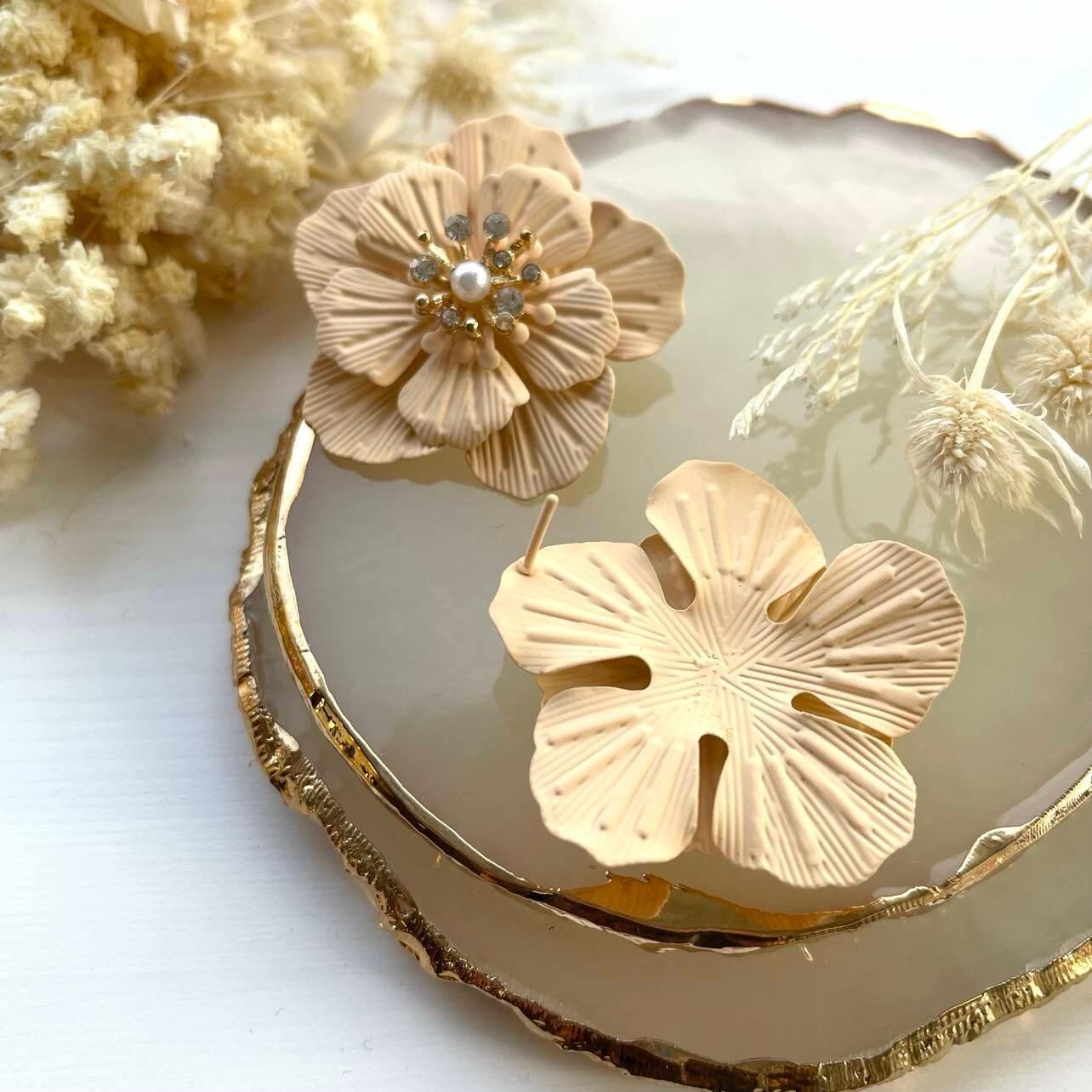 FRENCH RIVIERA | Milena - beige large flower buttons