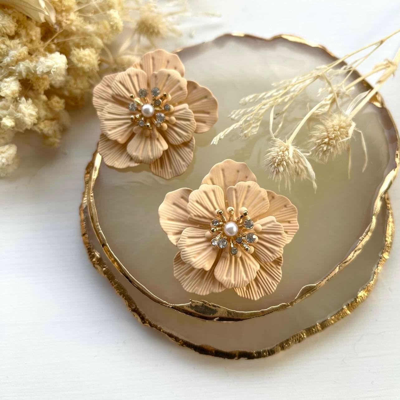 FRENCH RIVIERA | Milena - beige large flower buttons