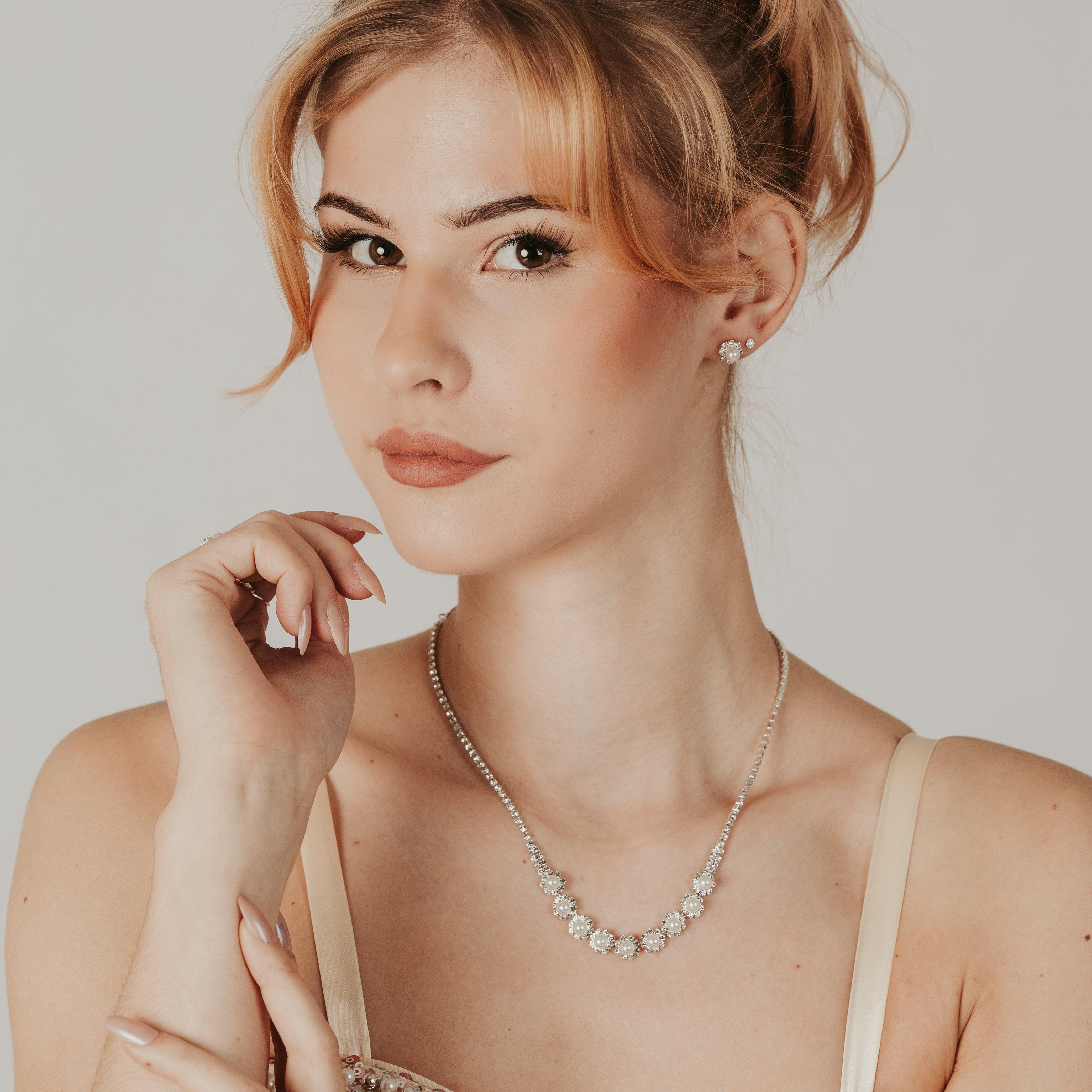 ROMANCE | Viviana silver-colored rhinestone necklace with pearls