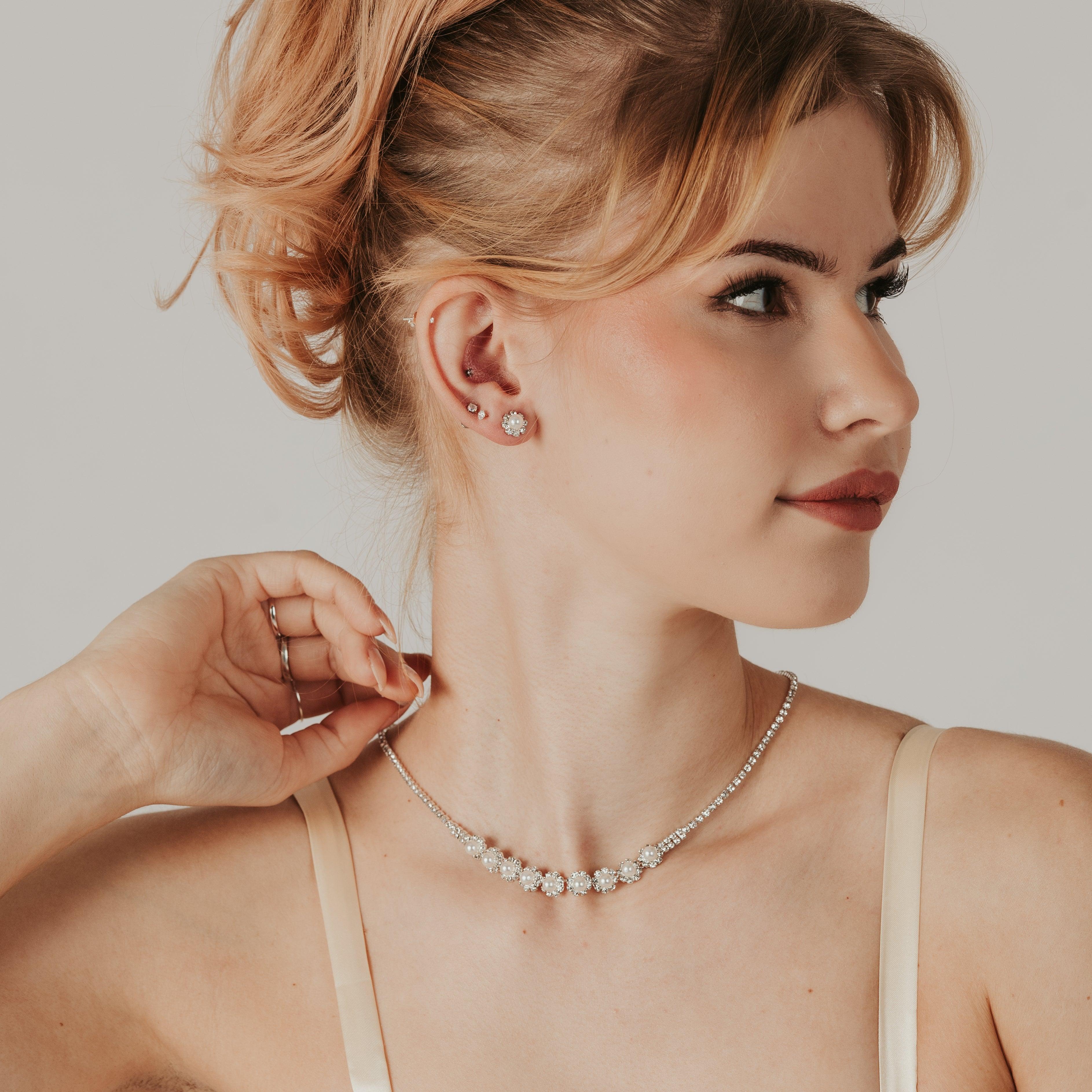 ROMANCE | Viviana silver-colored rhinestone necklace with pearls