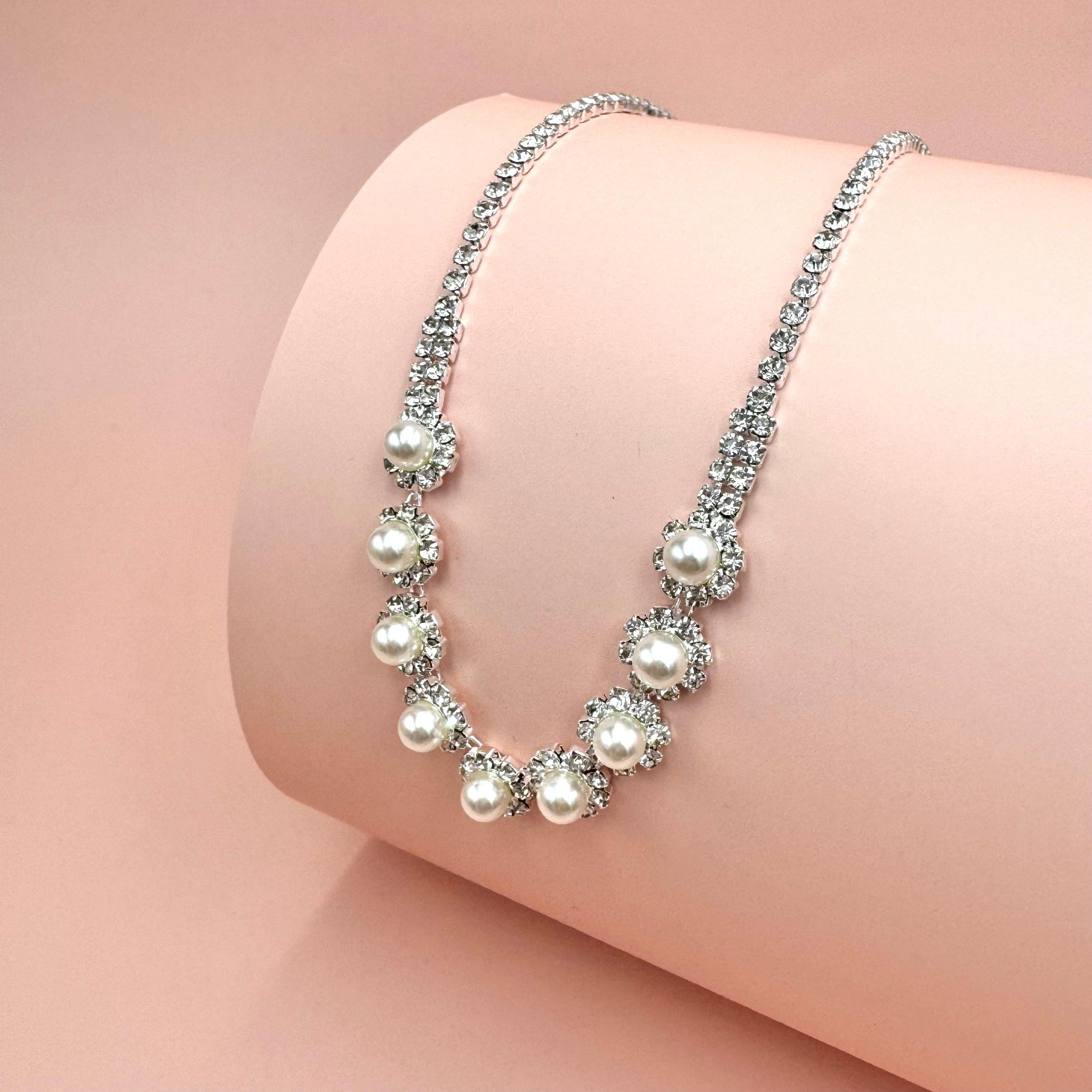 ROMANCE | Viviana silver-colored rhinestone necklace with pearls