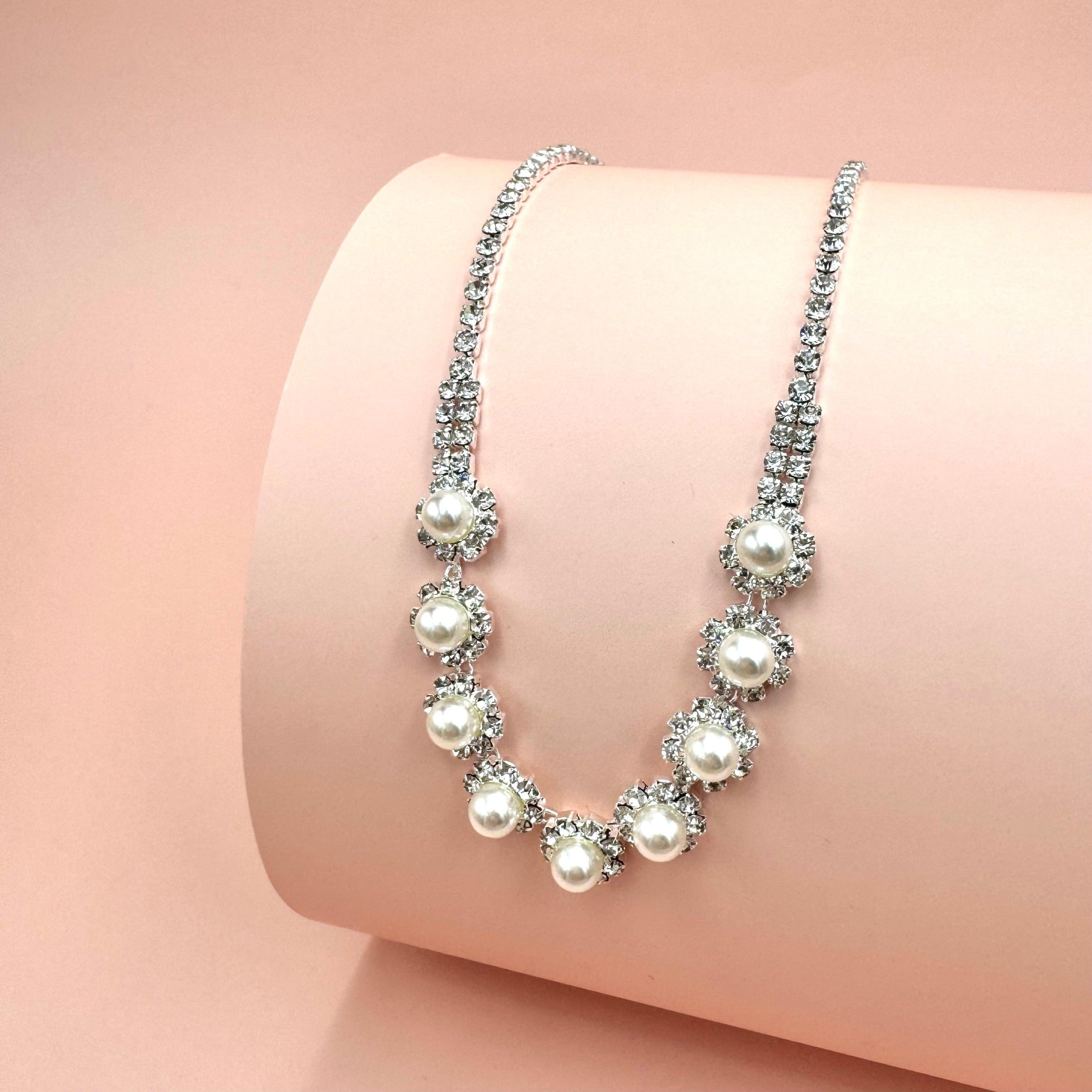 ROMANCE | Viviana silver-colored rhinestone necklace with pearls