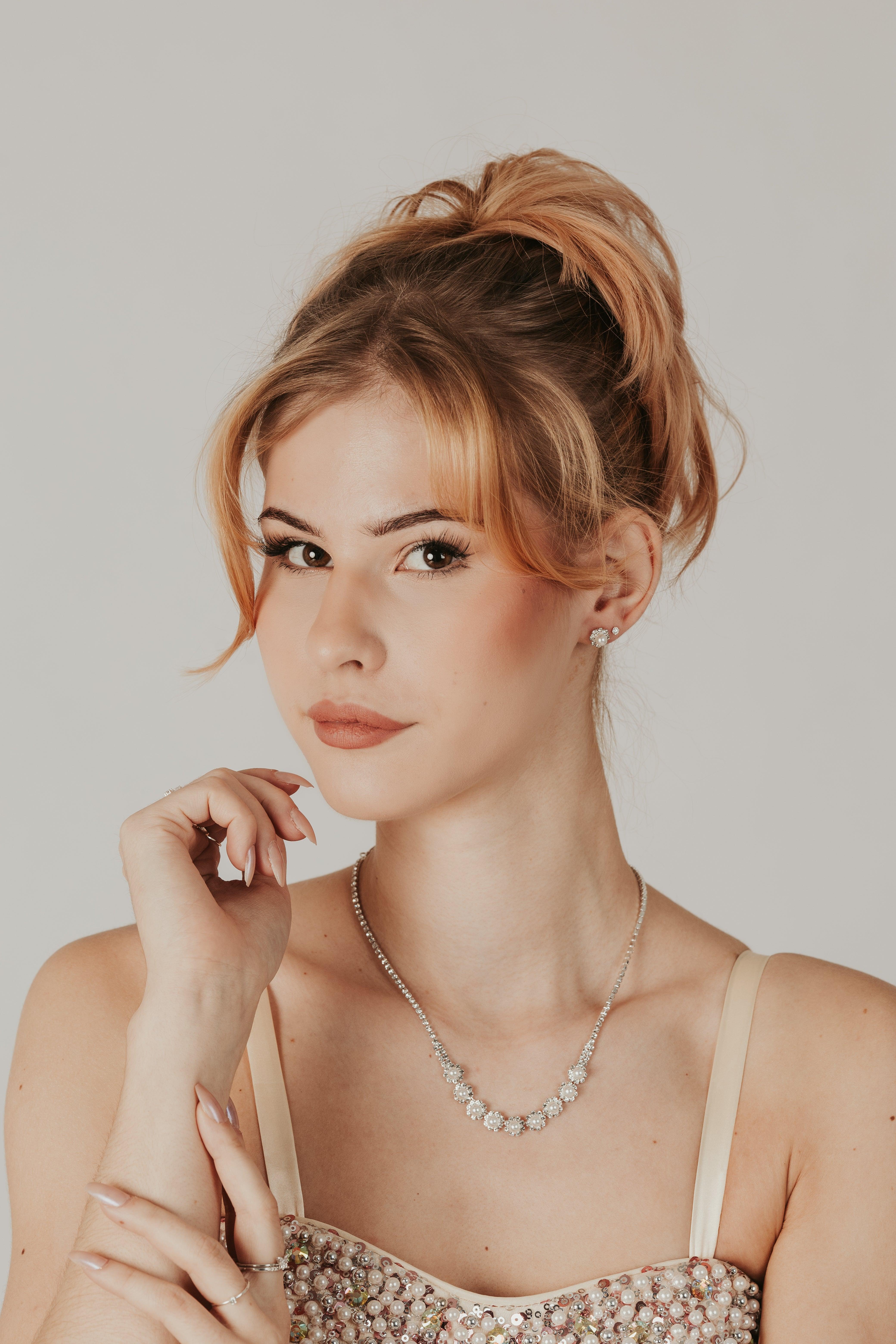 ROMANCE | Viviana silver-colored rhinestone necklace with pearls