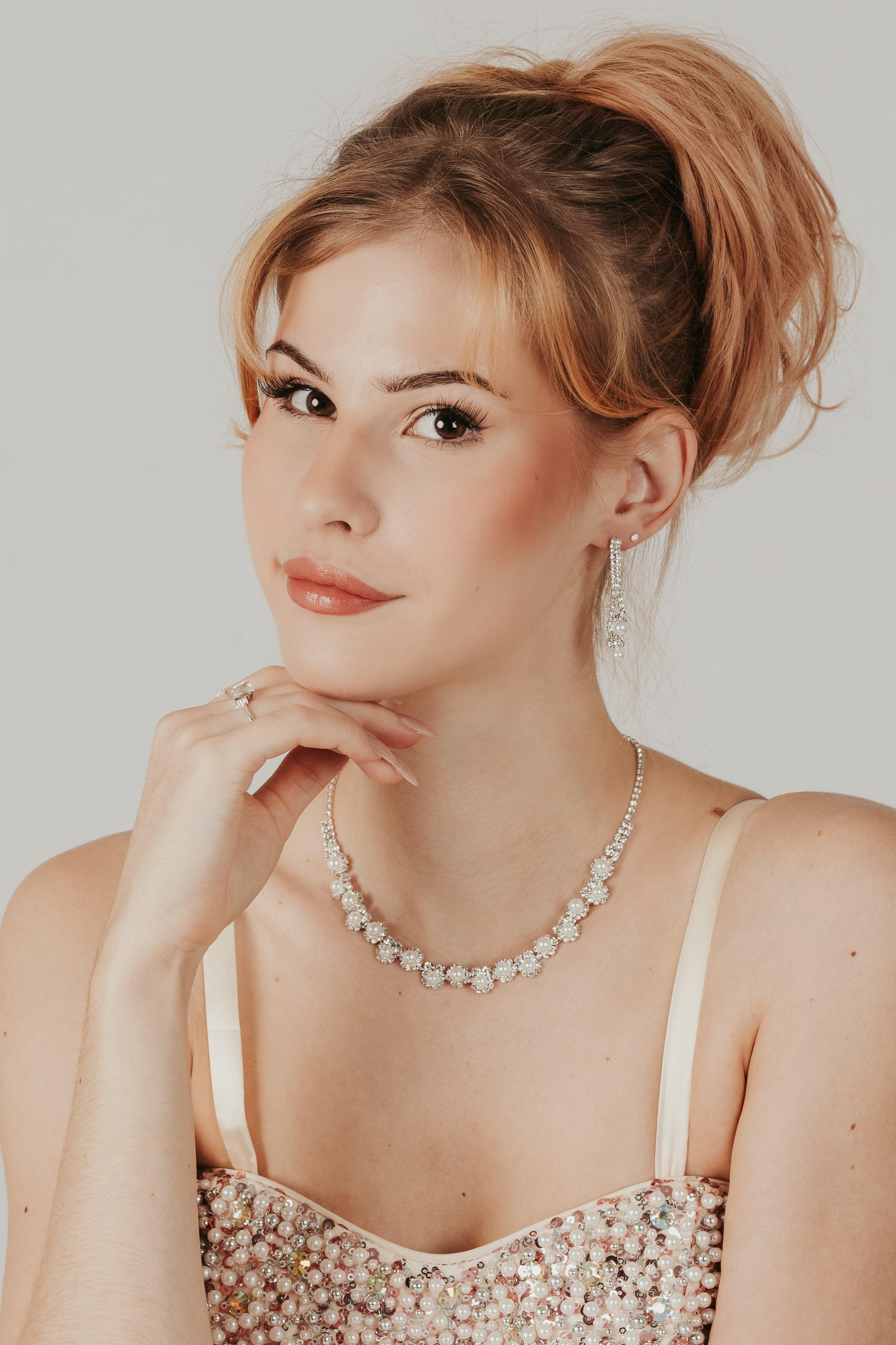 ROMANCE | Isadora silver-colored rhinestone necklace with pearls