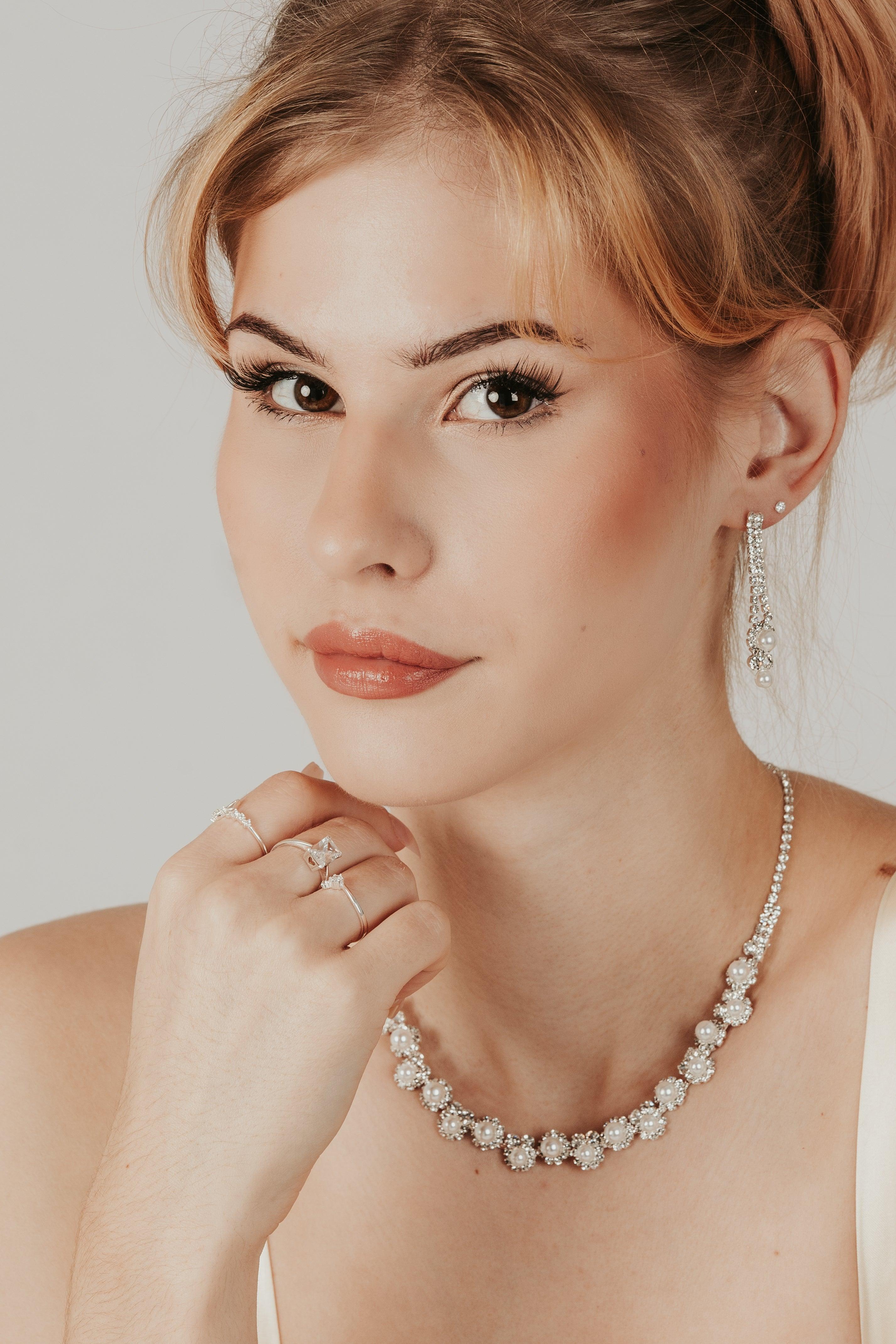 ROMANCE | Isadora silver-colored rhinestone necklace with pearls