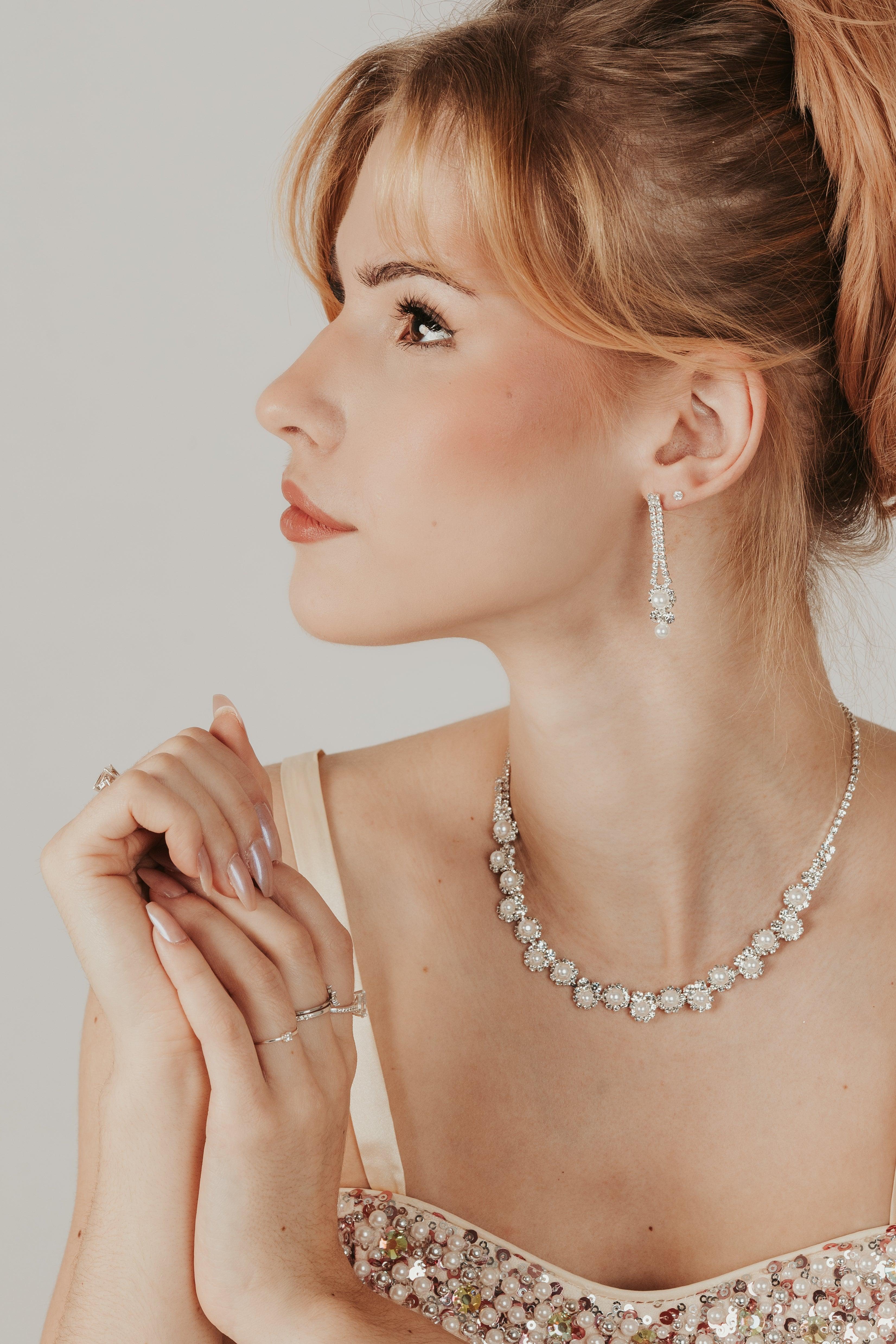 ROMANCE | Isadora silver-colored rhinestone necklace with pearls