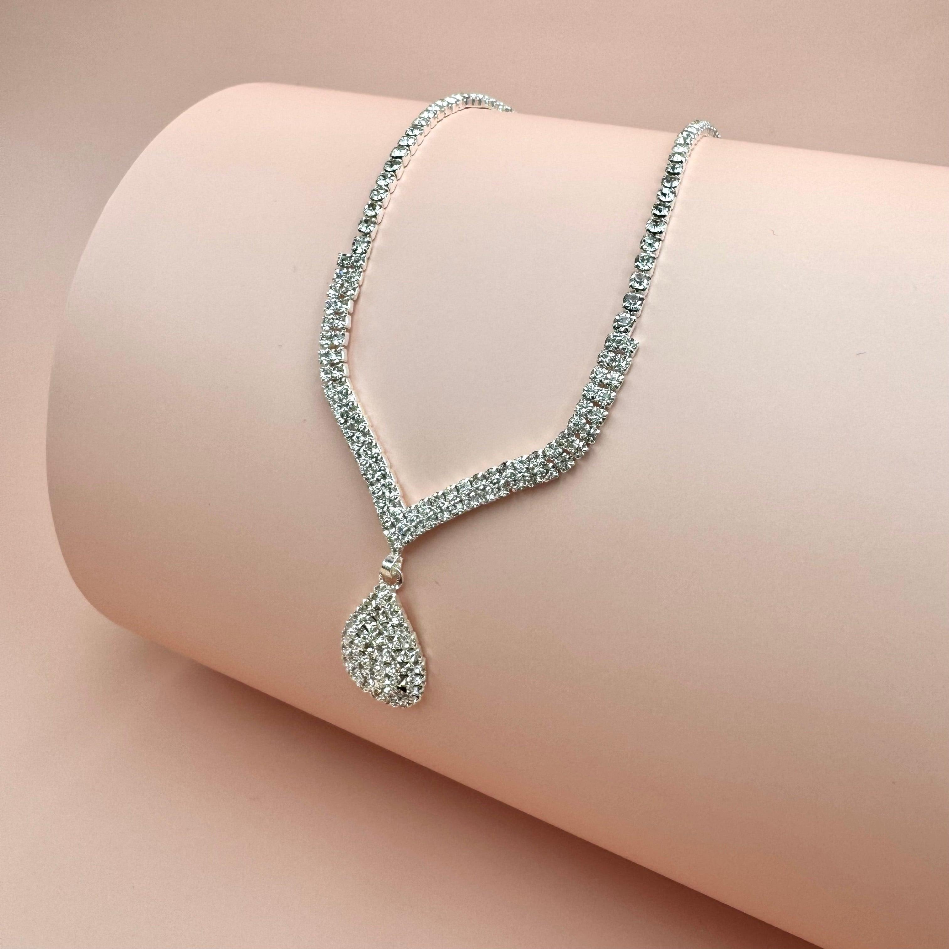 ROMANCE | Adriana silver-colored rhinestone necklace with a drop