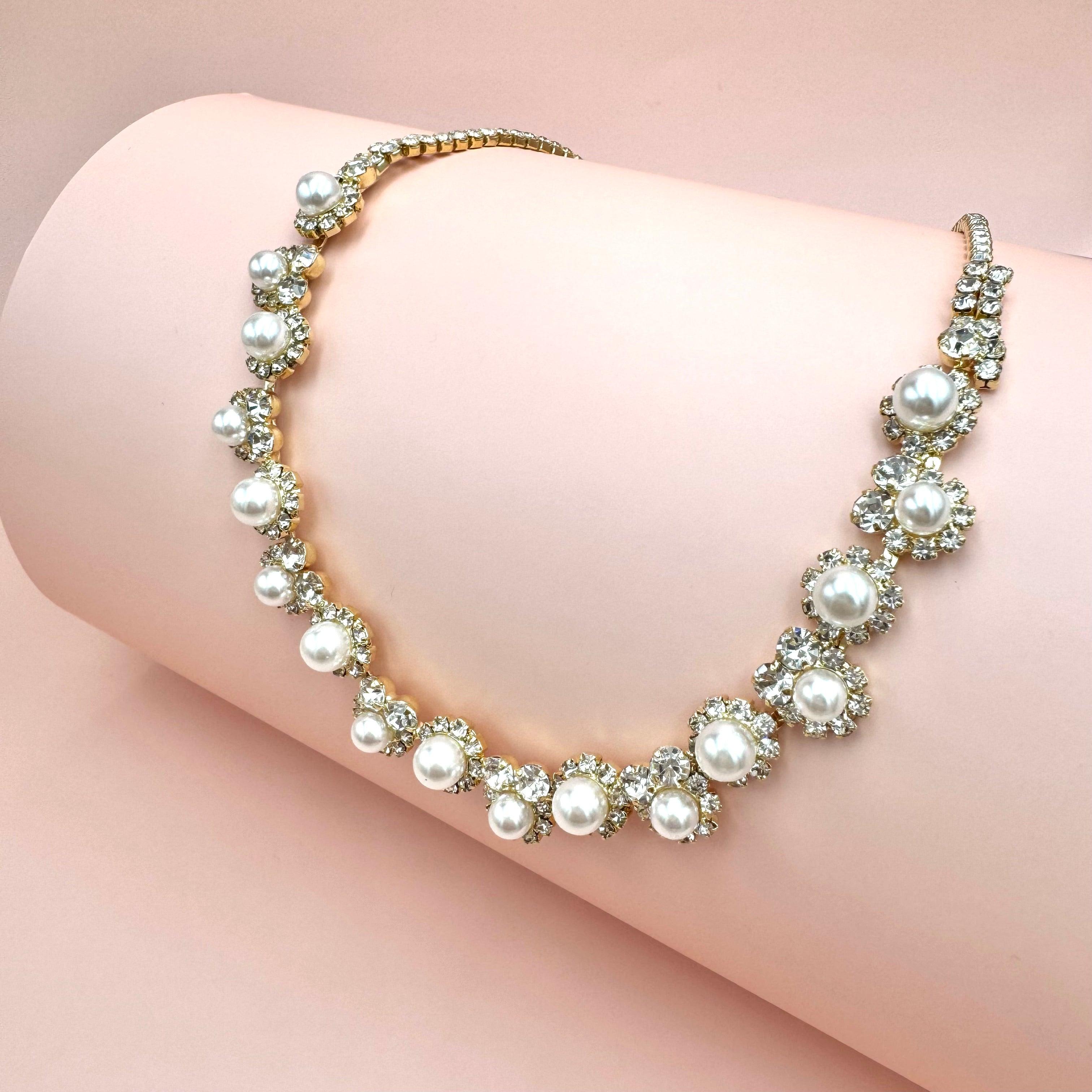 ROMANCE | Isadora gold-colored rhinestone necklace with pearls