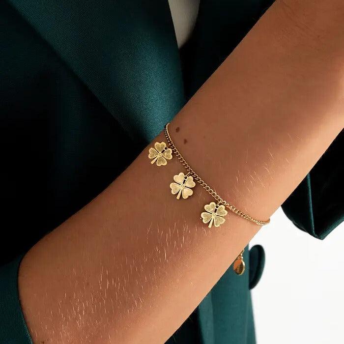 FRENCH RIVIERA | Clover Charm -kirurginteräsrannekoru (kulta)