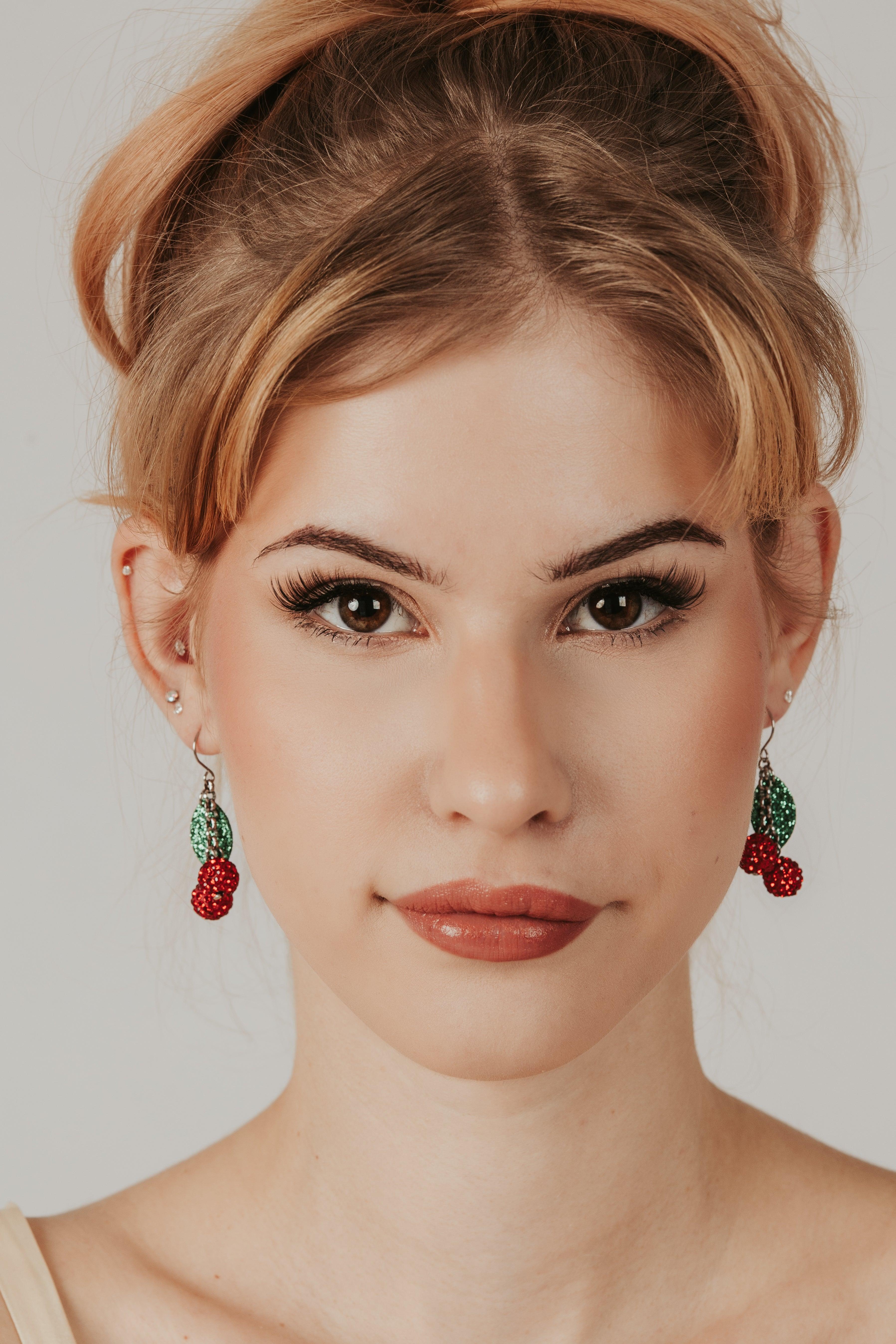 LEMPI® earrings, Cherry (red glitter / glittering leaf)