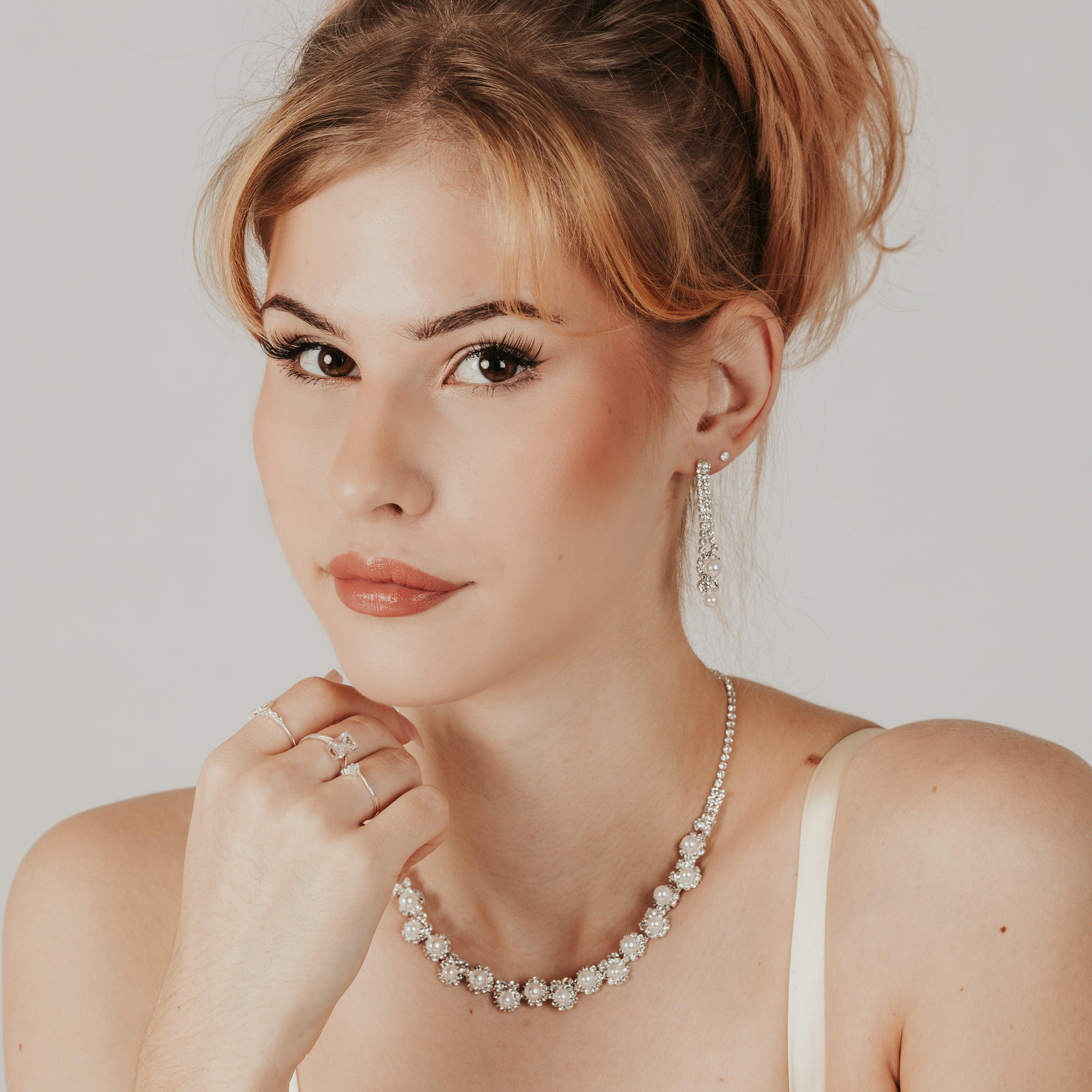 ROMANCE | Isadora silver-colored rhinestone necklace with pearls