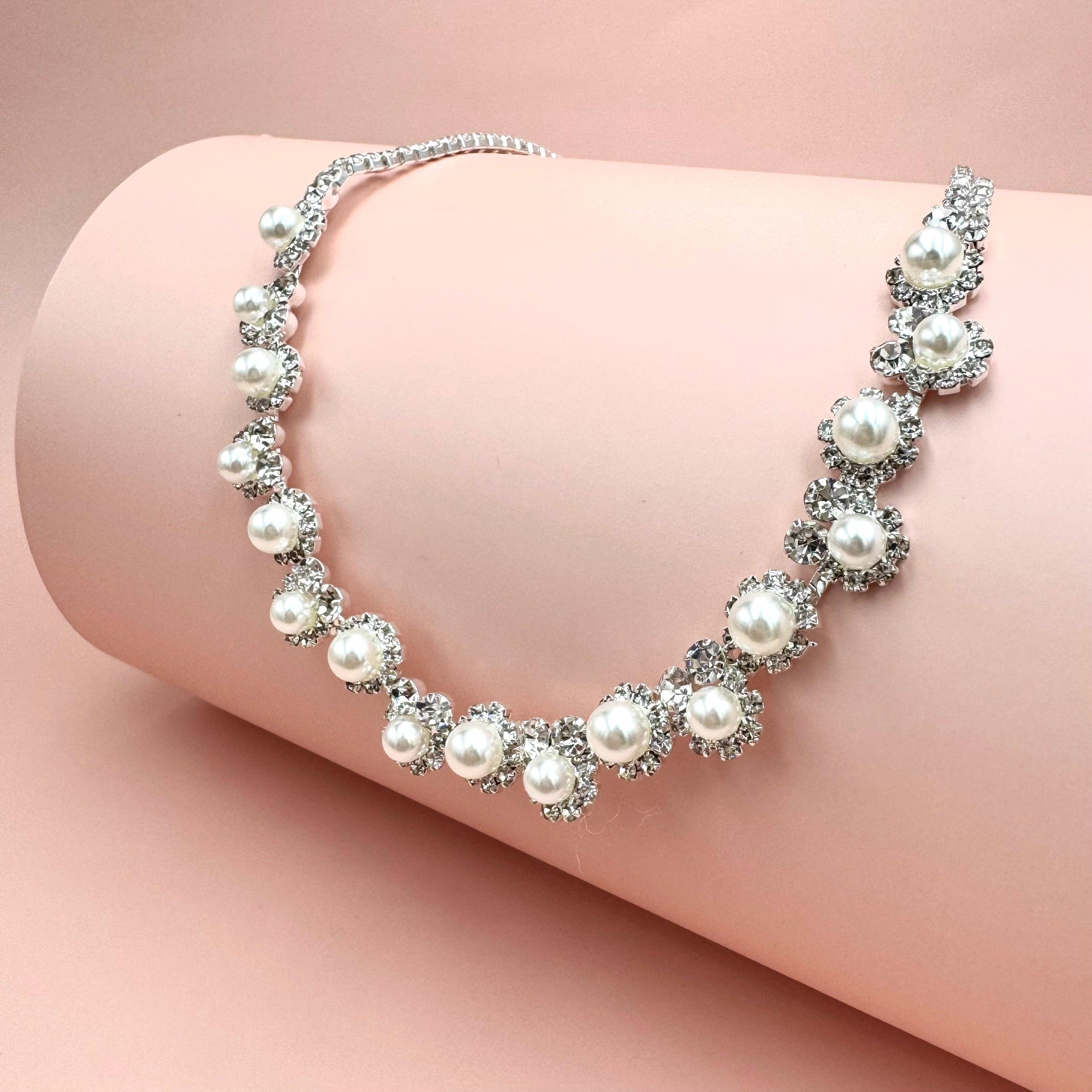 ROMANCE | Isadora silver-colored rhinestone necklace with pearls